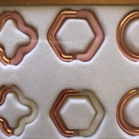 Laura Ashley 7 piece Wine Accessories Set - Picture 3 of 4